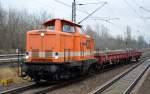 LOCON 207 (212 358-6) mit zwei Drehgestell-Flachwagen am 17.12.15 Berlin-Hohenschönhausen.