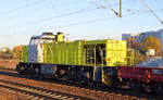 Locon mit der Alpha Trains 1138 (275 119-6) und einem recht langen Schotterzug bei untergehender Sonne im Bf.