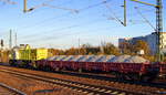 Locon mit der Alpha Trains 1138 (275 119-6) und einem recht langen Schotterzug bei untergehender Sonne im Bf.