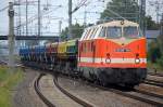 LOCON 301 (92 80 1228 565-5 D-LOCON) bringt in einen Zug Sch�ttgutkippwagen mit Sand zur Baustelle am Bhf.