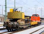 Hier noch mal von hinten, diese ungew�hnliche Baumaschine auf einem Schwertransportwagen gezogen von LOCON 202 am 20.02.10 durch den Bhf.