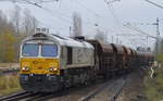 MEG mit der ECR 266 442-3 und einem Ganzzug Schüttgutwagen verlässt gerade die Industrieübergabe Nordost, 13.11.17 Berlin-Hohenschönhausen.