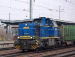 MWB V2303 (92 80 1277 403-2 D-MWB, VL Bj.2004) am 17.11.07 mit Holzzug bei der Durchfahrt im Bhf.