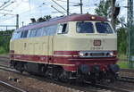 Die Überraschung am 12.06.17 nach der DB 218ér Doppeltraktion im Berliner Ostbahnhof war dann noch diese elfenbei/pupurrote private 218 105-5 (921 80 1 218 105-5 D-NESA) der