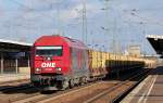 OHE 270082 (92 80 2223 103-3 D-OHE) mit Ganzzug Rungenwagen mit Frischholz beladen pausiert zum Personalwechsel im Bhf.