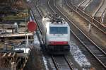 Mietlok E 186 137 im Moment für OHE tätig hat einen Containerzug am Berliner Westhafenterminal abgeliefert und wartet aaaabgestellt vor Ort auf einen Containerzug zurück, 03.02.14
