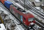 Nachdem OHE 270081 (223 102-5) mit einem langen Containerzug am Morgen des 30.01.15 in Berlin angekommen ist wird sie von der BEHALA Lok 277 406-5 samt Zug auf das Rangiergelände des Berliner