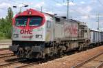 Red Tiger OHE 330090 (92 80 1250 008-0 D-OHE, Bj.2004) mit einem Ganzzug offener G�terwagen bei der Durchfahrt im Bhf.
