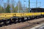 Gelber Drehgestell-Flachwagen vom Einsteller On Rail GmbH mit der Nr.