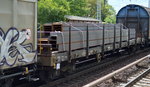 Drehgestell-Flachwagen mit Rungen vom Einsteller On Rail mit luxembuger Registrierung mit der Nr.