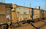 Drehgestellwagen (mit Rolldach) vom Einsteller On Rail GmbH mit Registrierung in Schweiz mit der Nr. 33 RIV 85 SBB-CFF 080 6 017-9 Tamns (UN-Nr.: 90/3077 = Umweltgefährdender Stoff, fest, N.A.G.) mit Firmenlogo des weltweit agierenden Recycling-Konzerns BEFESA am 07.12.17 Bf. Flughafen Berlin-Schönefeld. 