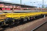 Ein Drehgestellflachwagen mit vier Rads�tzen des Wageneinstellers On Rail GmbH mit der 33 RIV 80 D-ORME 3997 055-7 Res beladen mit Fertigleissegmenten, 18.08.10 Bhf.