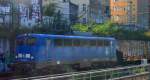 PRESS 140 038-0 mit Leerzug Holztransportrungenwagen auf dem Innenring Richtung Berlin-Lichtenberg durch die Häuserschluchten der Altbauten voll mit Graffiti in Berlin Prenzlauer Berg Nähe