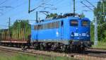 PRESS mit 140 037-1 (140 831-9)und einem Leerzug Rungenwagen für den Stammholztransport am 04.06.15 Durchfahrt Bhf.