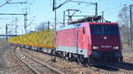 Press mit der 189 800-6 und dem Holztransportzug (leer) bei der Durchfahrt Bf.
