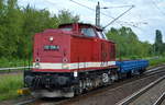 MTEG 112 708-3 [NVR-Nummer: 92 80 1202 708-4 D-MTEG, LEW Bj.1974] wahrscheinlich für PRESS mit einem Drehgestell-Flachwagen der PRESS am 29.07.17 Richtung Nordosten Berlin Hohenschönhausen.