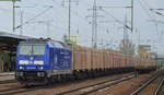 PRESS 246 049-2 (246 011-1) am 21.04.17 mit einem Spezial-Containerzug für Holzhackschnitzel bei der Durchfahrt Bf.