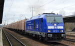 PRESS 246 049-2 [NVR-Number: 92 80 1246 011-1 D-PRESS] mit Containerzug, mit Spezialcontainern von innofreight für Holzhackschnitzel leer aus Stendal am 24.01.18 Bf. Flughafen Berlin-Schönefeld. 