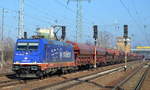 Raildox mit der 185 409-0 und einem Ganzzug gedeckter Schüttgutwagen (Düngemittel) am 14.02.17 Durchfahrt Bf.