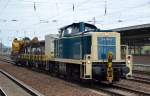 Railsystems RP Lok 295 095-4 in den klassischen DB-Farben nun also im Moment anscheinend doch regelm��ig im Gleisbaugesch�ft in und um Berlin herum t�tig mit zwei Drehgestellflachwagen mit Werkzeug