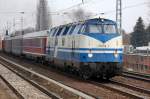 Noch mal von Nahem, der ungew�hnliche �berf�hrungszug am 07.03.13 mit der Rennbahnsteig-Lok 228 758-9 und den drei DB-Nostalgiewagen und dem fabrikneuen ODEG-KISS von Stadler hinten dran,