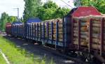 Blauer Drehgestell-Flachwagen mit Niederbindeeinrichtung und Rungen zum Stammholztransport der Rennsteigbahn mit der Nr.