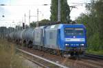 RBH 206/145-CL 206 (91 80 6145 102-0 D-RBH) hat RBH 121/143 078-7 (91 80 6143 078-7 D-RBH) am Haken + Kesselwagenzug am 13.08.12 Berlin-Karow.