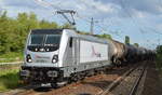 RHC 187 075-7 hat einen leeren Kesselwagenzug Industrieübergabe Nordost abgeholt, 23.07.17 Durchfahrt Bf.