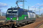 RTB Cargo mit der ELL Vectron 193 230-0 und einem auffällig schwach ausgelasteten Containerzug am 21.02.17 Bf.