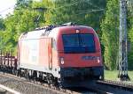 Leider aus Sonnenrichtung kommend, trotzdem eine �berraschung am Samstag zum sp�ten Nachmittag, die RTS Lok 1216 901 (91 81 1216 901-9, Siemens Bj.2006) mit einem Ganzzug unbeladener Drehgestellflachwagen aus Richtung Oranienburg kommend Richtung Karower Kreuz Berlin, 07.05.11 M�hlenbeck-M�nchm�hle.