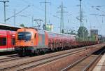 RTS Lok 1216 902 (91 81 1216 902-7, Siemens Bj.2007) mit Ganzzug Drehgestellflachwagen mit Stahlschienen, 28.06.11 Bhf. Flughafen Berlin-Sch�nefeld.