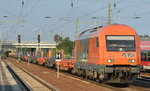 Seit längerem mal wieder die Österreicher hier im Nordosten, diesmal mit der RTS Hercules 2016 906-7 und einem Zug bestehend aus Langschienen-Transportwagen, Schüttgutwagen und zwei Gleisbaumaschinen (Stopfmaschine + Planiermaschine) der Fa. SWIETELSKY am 13.09.16 Durchfahrt Bf. Flughafen Berlin-Schönefeld.