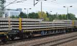 Ein Drehgestell-Flachwagen f�r Oberbaustoffe der Spitzke SE mit der Nr.