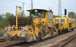 Spitzke Logistik mit Schnellschotterplaniermaschine SSP 110 SW (D-SPAG 99 80 9425 019-3) und P&T 08-275 UNIMAT 3S-Y am 02.10.14 Bhf.