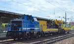 Die relativ neue Spitzke Logistik Lok V 100-SP-027 (D-SLG 92 80 1214 017-6) mit einer  Krupp-Gleisbohrramme umgeben von zwei Schutzwagen am 26.04.17 Durchfahrt Bf.