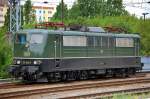 M�glicherweise zeitweise f�r die EGP t�tig, die klassisch gr�n gef�rbte SRI Rail Invest GmbH Lok 151 124-5 (91 80 6151 124-5 D-SRI, Krupp Bj.1976) am 14.05.13 in der N�he des alten Gbf.