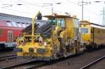 Direkt hinter dem STRABAG UNIMAT 09-32/4S Dynamic ist Schotterplaniermaschine von P&T vom Typ SSP 110 SW mit der Nr.