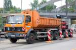 Dieser MB 2429 mit EPS ausgestattete Abrollkipper der Baufirma STRABAG hat einen Asphaltkocher am Haken, 11.08.10 Stra�enasphaltierung der Berliner Str.