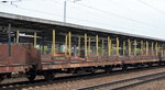 Flachwageneinheit mit geradem Fußboden (und Rungen) vom Einsteller TRANSWAGGON zum Transport von Stammholz mit der Nr.