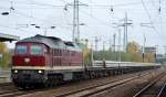 WFL mit ihrer 231 012-6 und einem Ganzzug der DB Bahnbau Gruppe mit Oberbaustoffwagen mit Betongleisbohlen beladen am 22.10.15 Bhf.