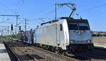 HSL Logistik GmbH, Hamburg [D]  mit der geleasten Railpool Lok  186 300-0  [NVR-Nummer: 91 80 6186 300-0 D-Rpool] und einem Nutzfahrzeugtransportzug (fabrikneue Peugeot u.