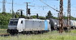 CTL Logistics GmbH, Berlin [D] mit der geleasten Railpool Lok  E 186 141-8  [NVR-Nummer: 91 80 6186 141-8 D-Rpool] und einem Kesselwagenzug für Dieselkraftstoff am 21.05.25 Höhe Bahnhof