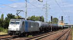 HSL Logistik GmbH, Hamburg [D] mit der geleasten Railpool Lok  186 539-3  [NVR-Nummer: 91 80 6186 539-3 D-Rpool] und einem Kesselwagenzug (für Benzin) am 06.08.25 Höhe Bahnhof