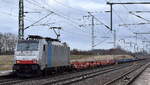 HSL Logistik GmbH, Hamburg [D] mit der geleasten Railpool Lok  186 452-9  [NVR-Nummer: 91 80 6186 452-9 D-Rpool] und einem Ganzzug Taschenwagen (leer) am 24.02.26 Höhe Bahnhof Rodleben.