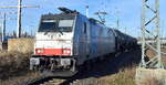  HSL Logistik GmbH, Hamburg [D] mit der geleasten Railpool Lok   186 257  [NVR-Nummer: 91 80 6186 257-2 D-Rpool] und einem Kesselwagenzug (Styrol) am 02.03.26 Durchfahrt Bahnhof Lutherstadt Wittenberg