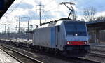 Railpool GmbH  186 290  [NVR-Nummer: 91 80 6186 290-3 D-Rpool], aktueller Mieter? mit einem Ganzzug Containertragwagen (leer) am 11.03.26 Höhe Bahnhof Schönefeld bei Berlin.