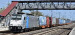 HSL Logistik GmbH, Hamburg [D] mit der geleasten Railpool Lok  186 533-6  [NVR-Nummer: 91 80 6186 533-6 D-Rpool] und einem KLV-Zug am 16.04.26 Höhe Bahnhof Saarmund.