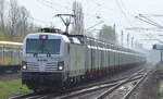 Es staubte wieder ganz schön, VTG Rail mit der weißen Railpool-Vectron 193 815-8  Kätchen  und ihrem Schüttgut-Containerzug am 05.04.17 Bf.