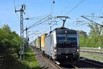 TX Logistik AG, Troisdorf [D] mit der geleasten Railpool Vectron  6193 132  [NVR-Nummer: 91 80 6193 132-8 D-Rpool] und einem KLV-Zug aus dem Seehafen Rostock am 16.04.25 Höhe Bahnhof Berlin