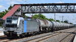 TX Logistik AG, Troisdorf [D] mit der geleasten Railpool Vectron   6193 132  [NVR-Nummer: 91 80 6193 132-8 D-Rpool] und einem Kesselwagenzug am 12.05.25 Höhe Bahnhof Saarmund.